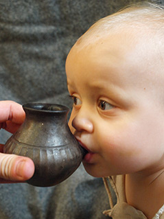 Rekonstruktion: Baby wird mit Urzeit-Fläschchen gefüttert