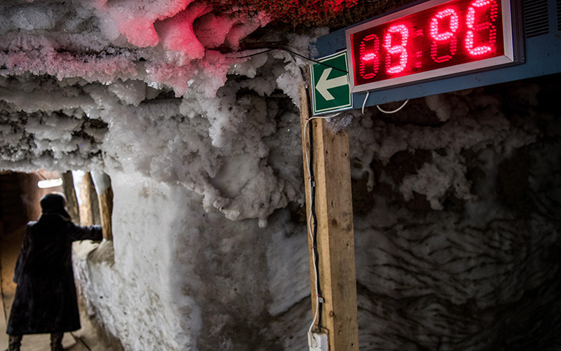 Thermometer zeigt die Temperatur im Museum für Permafrost, das sich unterhalb des Forschungsinstituts befindet