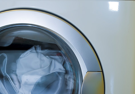 Waschmaschine mit weißer Wäsche