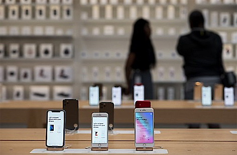 Drei iPhone-11-Modelle stehen auf einem Tisch in einem Apple Store