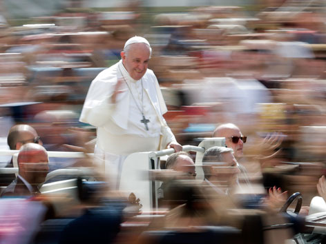 Papst Franziskus fährt mit dem Papamobil durch unscharf fotografierte Massen
