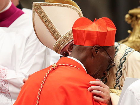 Papst Franziskus begrüßte Kardinal Jean Zerbo während des Konsistoriums, 2017