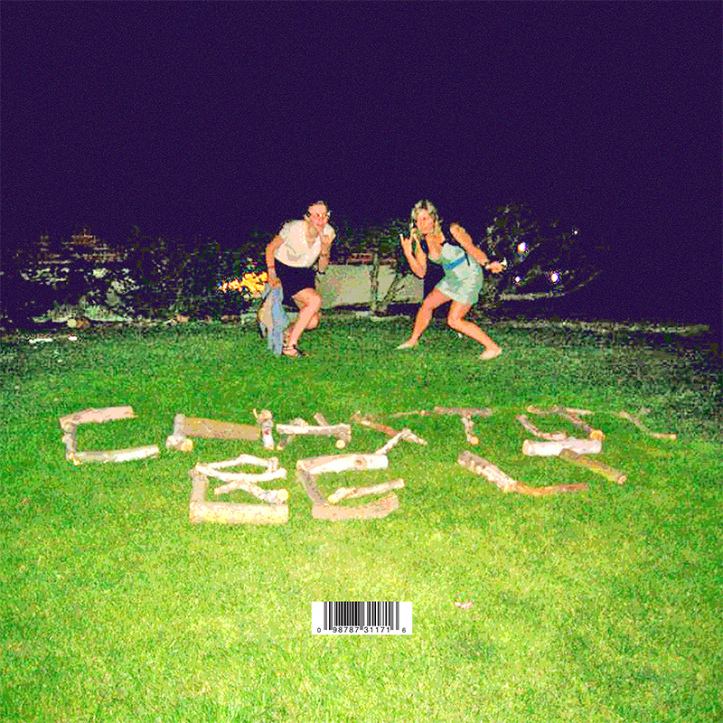 Plattencover: Nachtaufnahme mit Blitz, zwei Frauen, der Bandname ist mit Holzscheiten auf dem Boden ausgelegt
