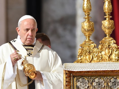 Papst mit Weihrauch bei Heiligsprechung