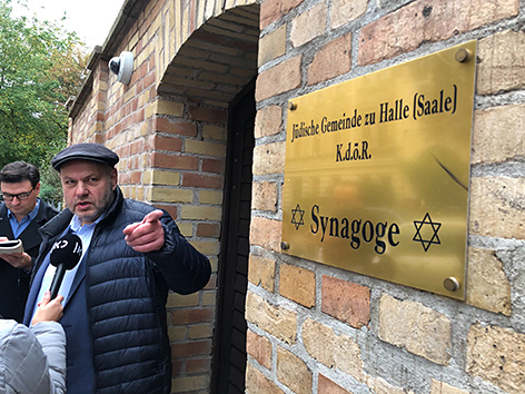 Sachsen-Anhalt, Halle: Max Privorozki, der Vorsitzende der Jüdischen Gemeinde zu Halle, vor der Synagoge nach dem Anschlag