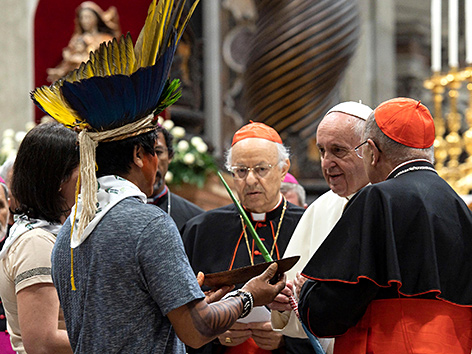 Papst Franziskus und Indigene bei der amazonien-Synode im Vatikan