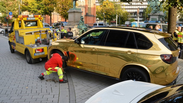 Goldenes Auto in Düsseldorf