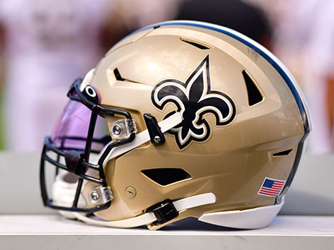 Ein Helm der Football-Mannschaft New Orleans Saints