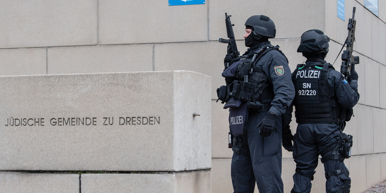 Polizisten bewachen eine Synagoge in Dresden