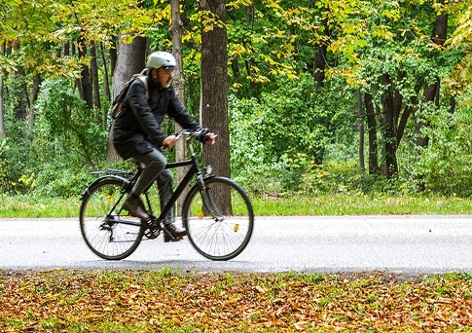 Radfahrer im Herbst