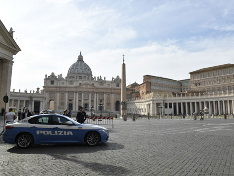 Ein Polizeiauto auf dem Petersplatz in Rom