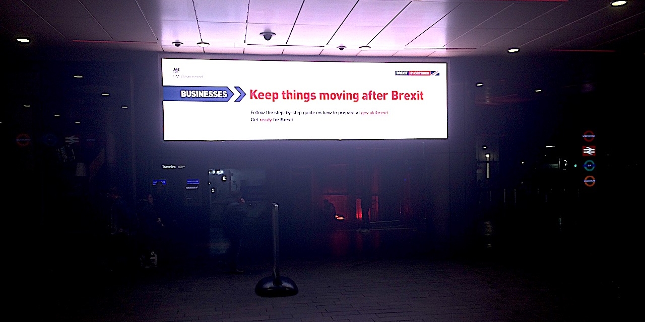 Leuchtwerbung in nächtlichem Einkaufszentrum: "Business: Get ready for Brexit"