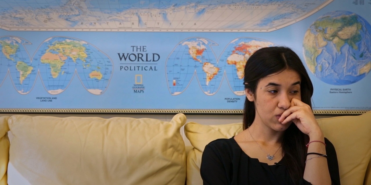 Nadia Murad sitzt im UNODC Büro und bereitet sich auf eine Rede vor den Vereinten Nationen vor.