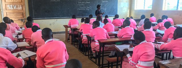 Irene Okot, wurde von Kindersoldaten entführt, heute ist sie Lehrerin in der Schule, aus der sie damals entführt wurde.