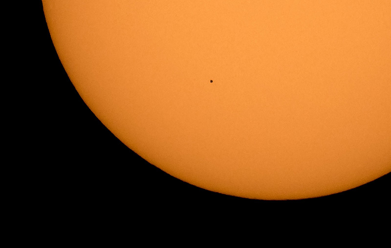 Planet Mekur zieht vor der Sonne vorbei und ist als kleiner schwarzer Punkt zu erkennen