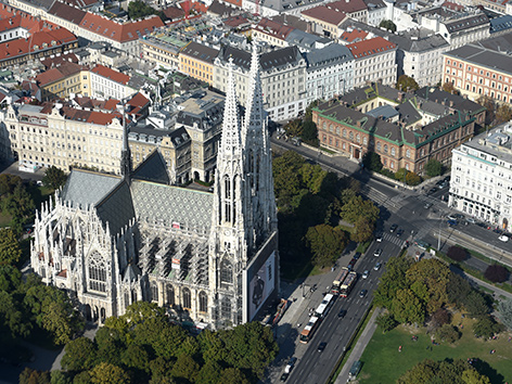 Wiener Votivkirche aus der Vogelperspektive, aufgenommen 2015