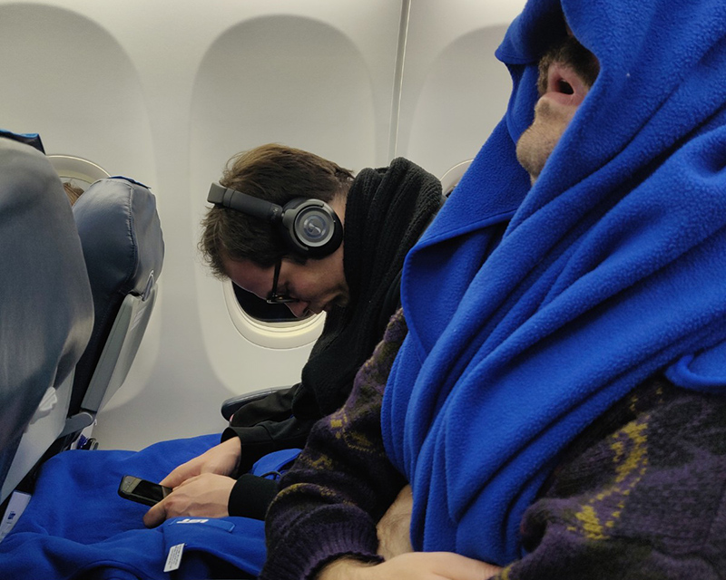 Zwei Personen in einem Flugzeug, schlafend