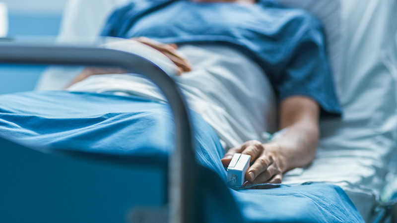 Krankenhaus: Patient liegt im Bett