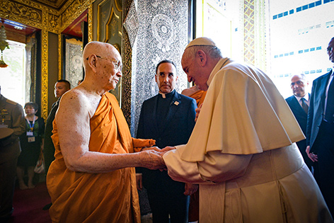 Papst Franziskus in Thailand, Bangkok bei seinem Treffen mit dem Oberhaupt der buddhistischen Mönche Ariyavongsagatanana IX.
