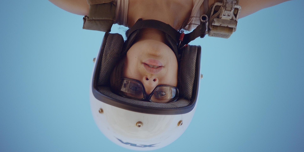 Maryam Zaree mit Helm, kopfüber in der Luft. Filmstill aus "Born in Evin"