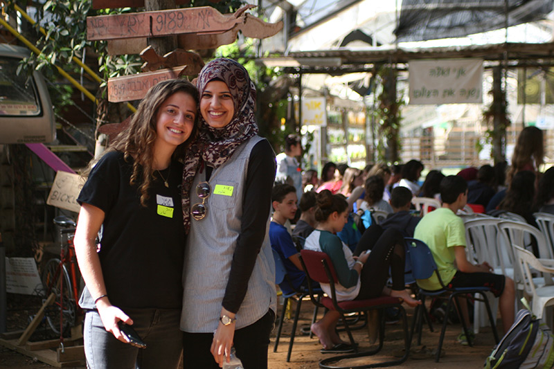 Zwei Mädchen im Ecological Greenhouse: geeint trotz unterschiedlicher Religionen