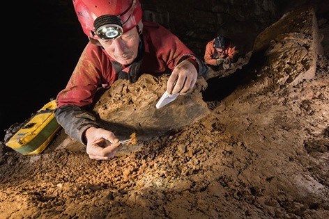 Forscher Yuri Dublyansky sammelt Proben in einer Höhle