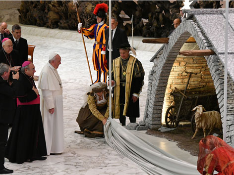 Papst Franziskus vor der heurigen Weihnachtskrippe auf dem Petersplatz.