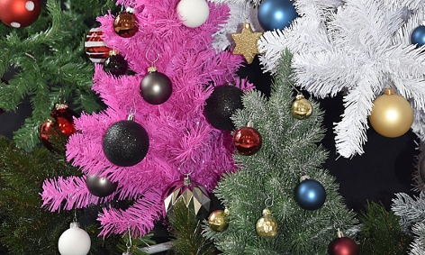 künstlicher Christbaum mit Weihnachtskugeln