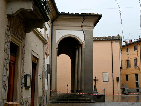Ein Riss im Portal der Kirche San Silvestro nördlich von Florenz