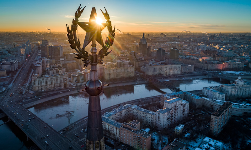 Moskau heute, im Vordergrund der Stern auf einem der Stalin-Hochhäuser