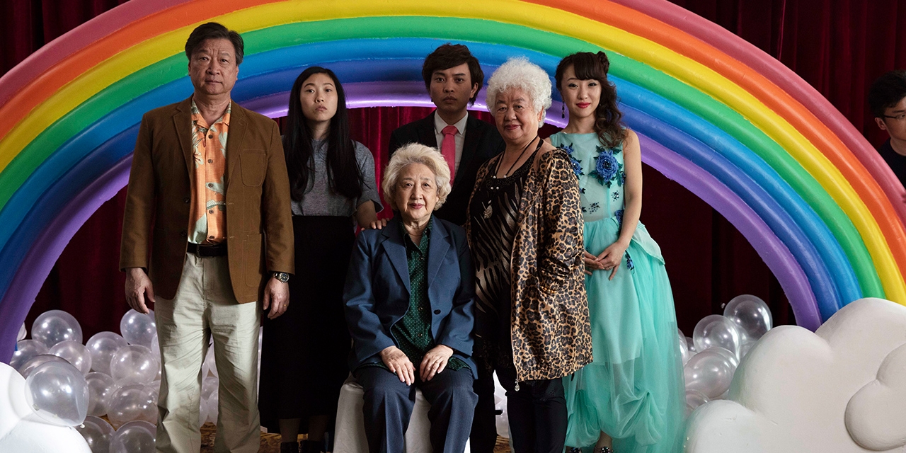 Filmstill The Farewell: asiatische Familie vor Regenbogen