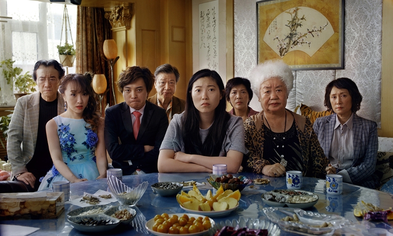 Filmstill The Farewell: Asiatische Familie sitzt vor gedecktem Tisch