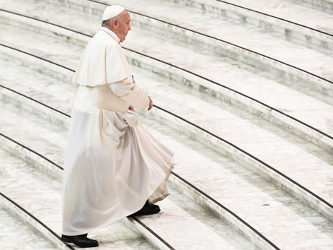 Papst Franziskus schreitet Stiegen hinauf