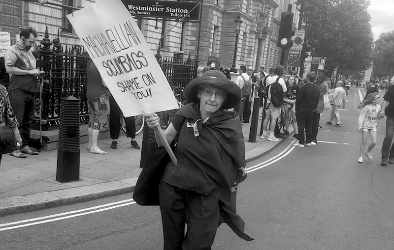 “Machhiavellanischer Abschaum, Schande über euch!”, steht auf dem Plakat dieser Demonstrantin am Marsch für ein 2. Referendum, Westminster im März 2019