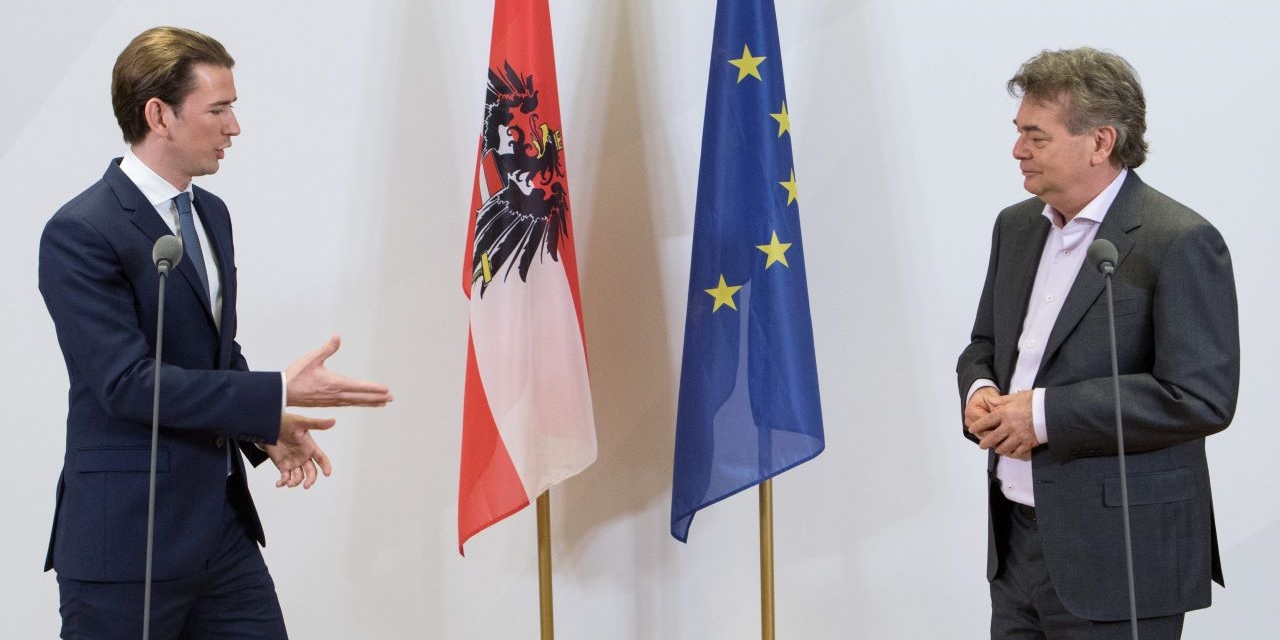Sebastian Kurz und Werner Kogler vor Österreich- und EU-Flagge