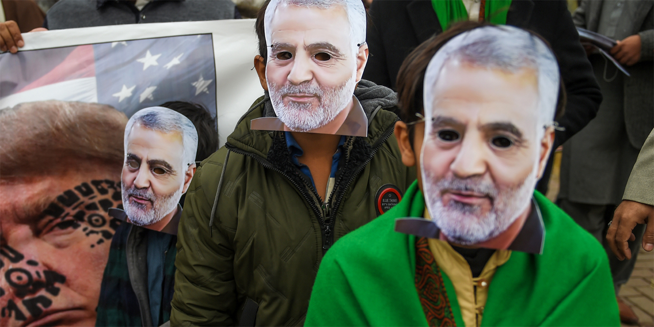 Demonstranten mit Maske des getöteten Kassem Soleimani