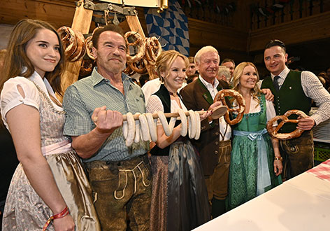 Christina Schwarzenegger, Arnold Schwarzenegger, Maria Hauser, Balthasar Hauser, Heather Milligan, Andreas Gabalier bei der "Weißwurstparty 2020" beim Stanglwirt in Going.