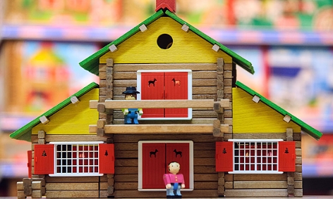 Spielzeughaus aus Holz