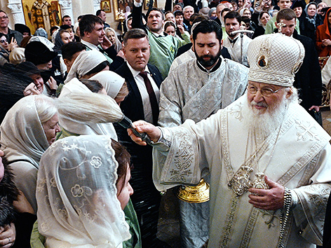 Der Moskauer Patriarch Kyrill I. segnet Gläubige bei orthodoxen Epiphanias-Fest in der Moskauer Christ-Erlöser-Kathedrale
