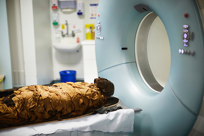 Mumie im CT-Scanner