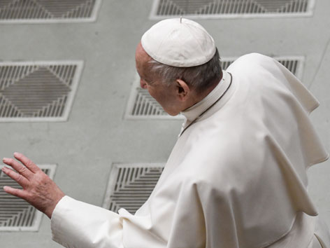 Papst Franziskus mit ausgestreckter Hand von oben fotografiert