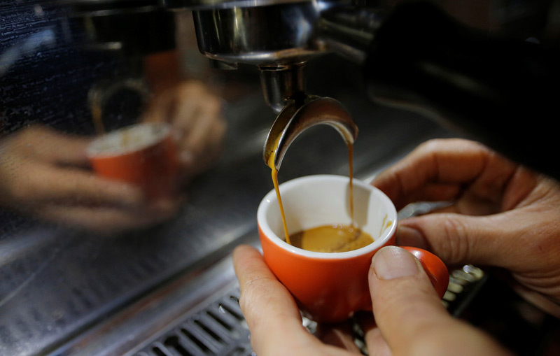 Kaffee rinnt aus Espresso-Maschine