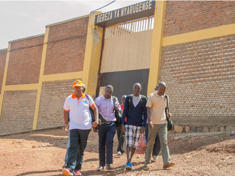 Männer vor dem Nyarugenge-Gefängnis in Ruandas Hauptstadt Kigali. Das Gebäude soll zu einer Kathedrale werden.