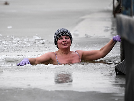 Eine Frau in Russland beim traditionellen Eisbaden