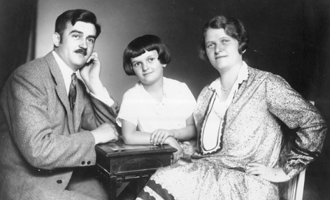Anton Schmid mit Tochter Gertrude und Gattin Stefanie, ca. 1930