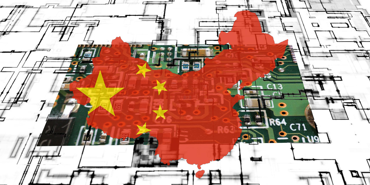 Chinesische Fahne vor einem elektrischen Schaltkreis