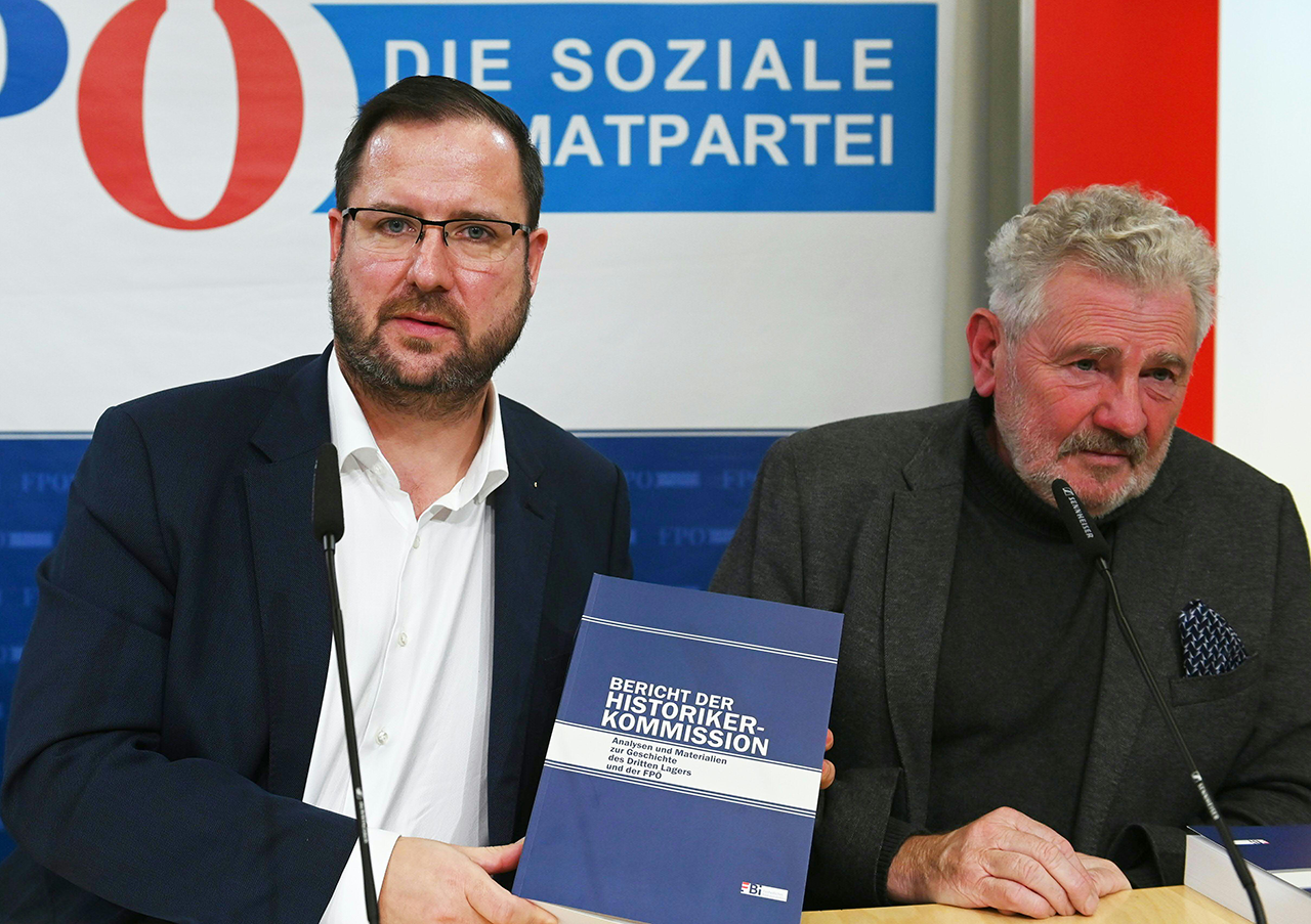 FPÖ-Generalsekretär Christian Hafenecker und der Koordinator der Historikerkommission Andreas Mölzer (R.) während einer Pressekonferenz.