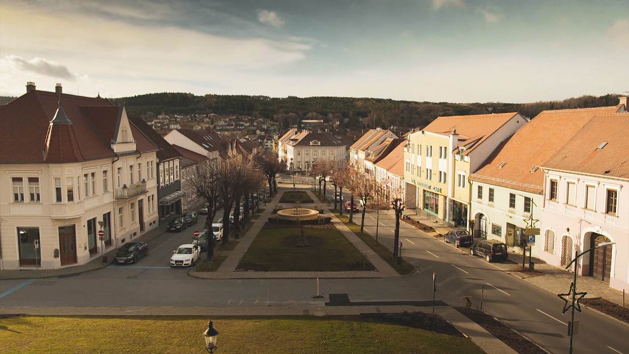 Filmstill "Der schönste Platz auf Erden" zeigt eine Stadtansicht von Pinkafeld im Burgenland, eine Straße und Häuser