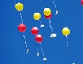 Luftballons steigen in den Himmel