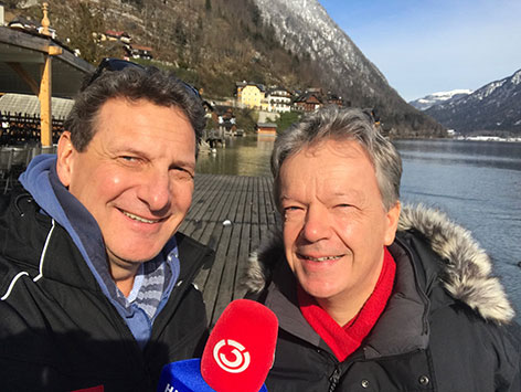 Ö3-Reporter Peter Obermüller mit Hallstatts Bürgermeister Alexander Scheutz